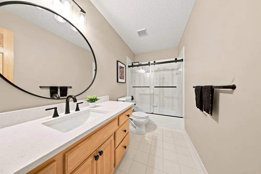1444 Kings Wood Lane Eagan, MN 55122