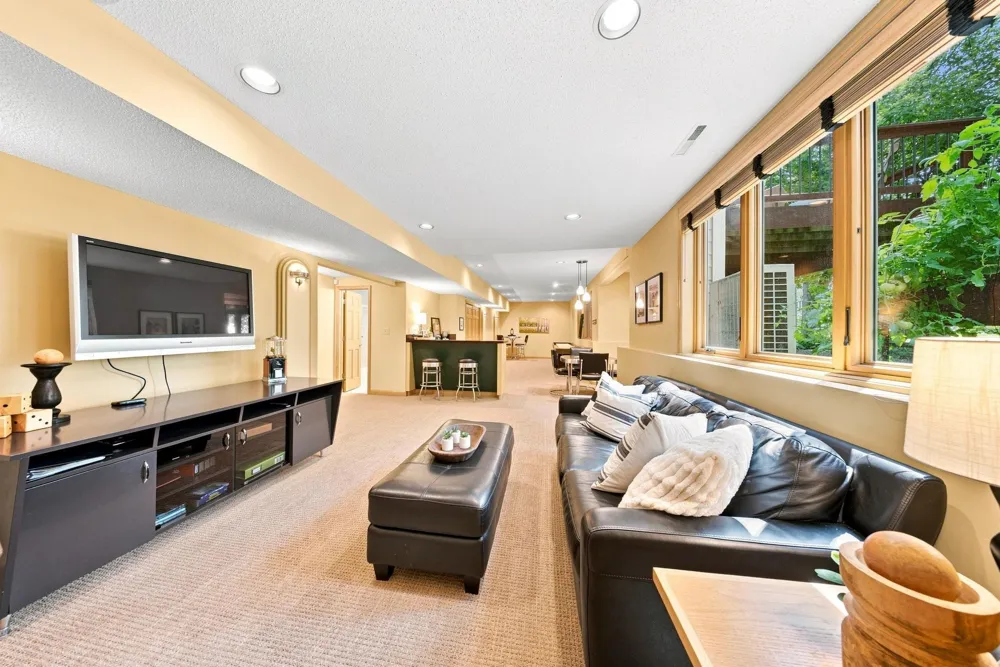 1444 Kings Wood Lane Eagan, MN 55122