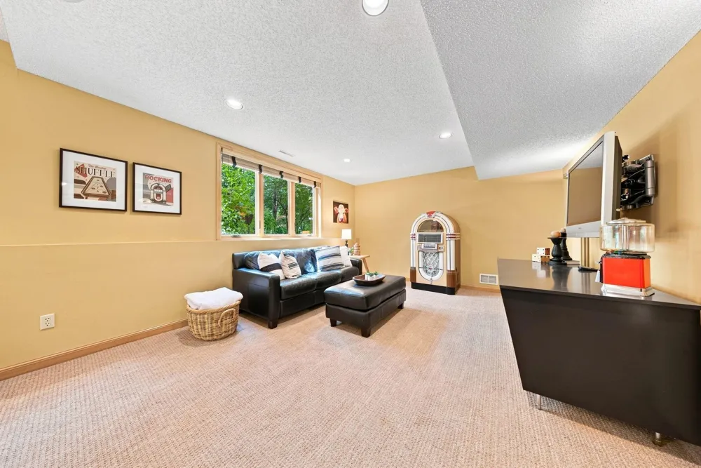 1444 Kings Wood Lane Eagan, MN 55122
