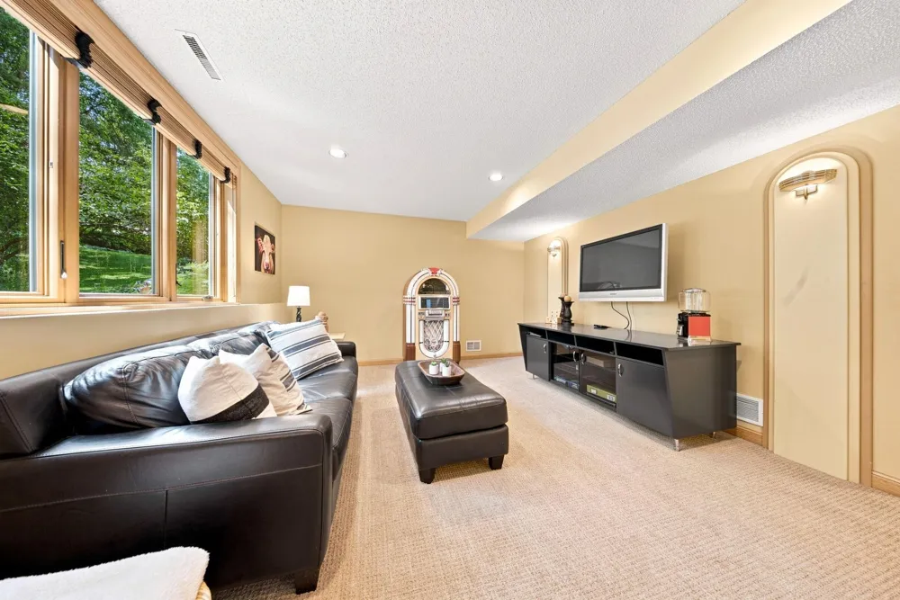 1444 Kings Wood Lane Eagan, MN 55122