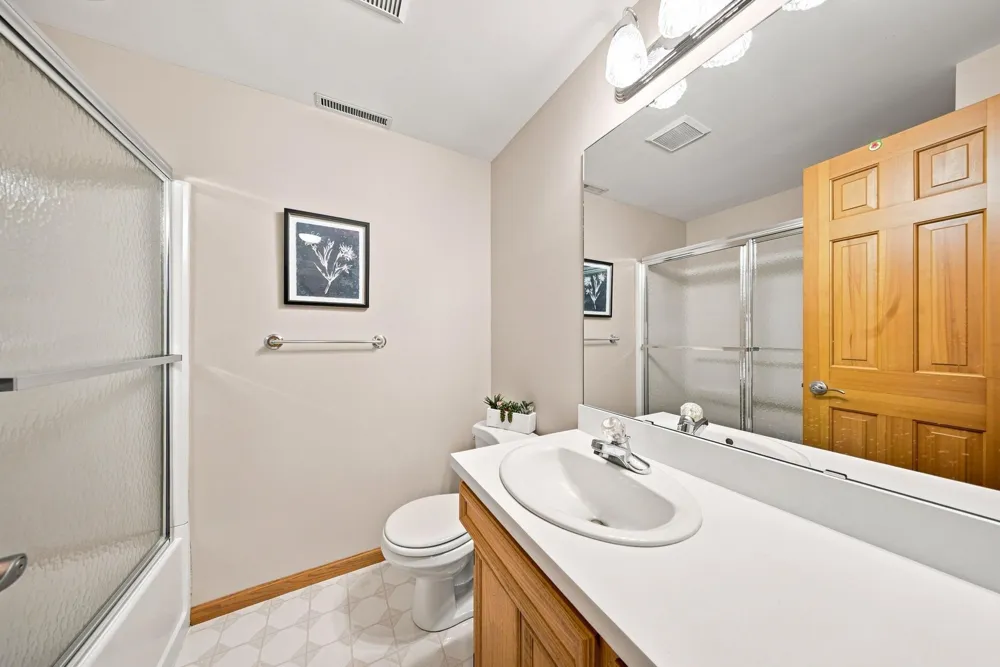 1444 Kings Wood Lane Eagan, MN 55122