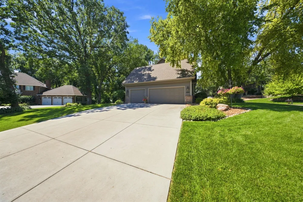 1444 Kings Wood Lane Eagan, MN 55122