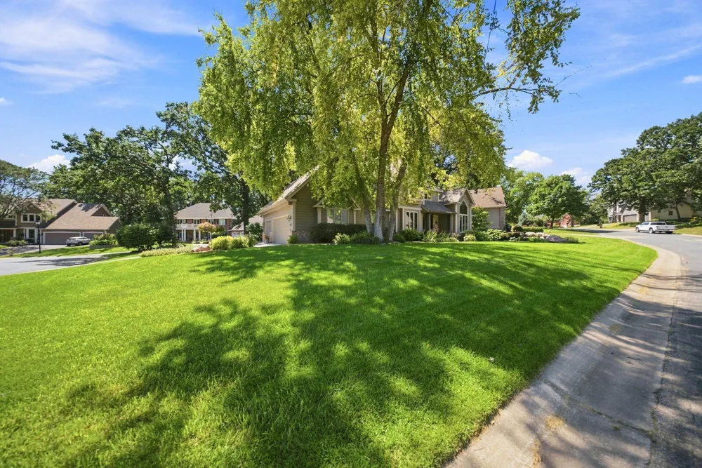 1444 Kings Wood Lane Eagan, MN 55122