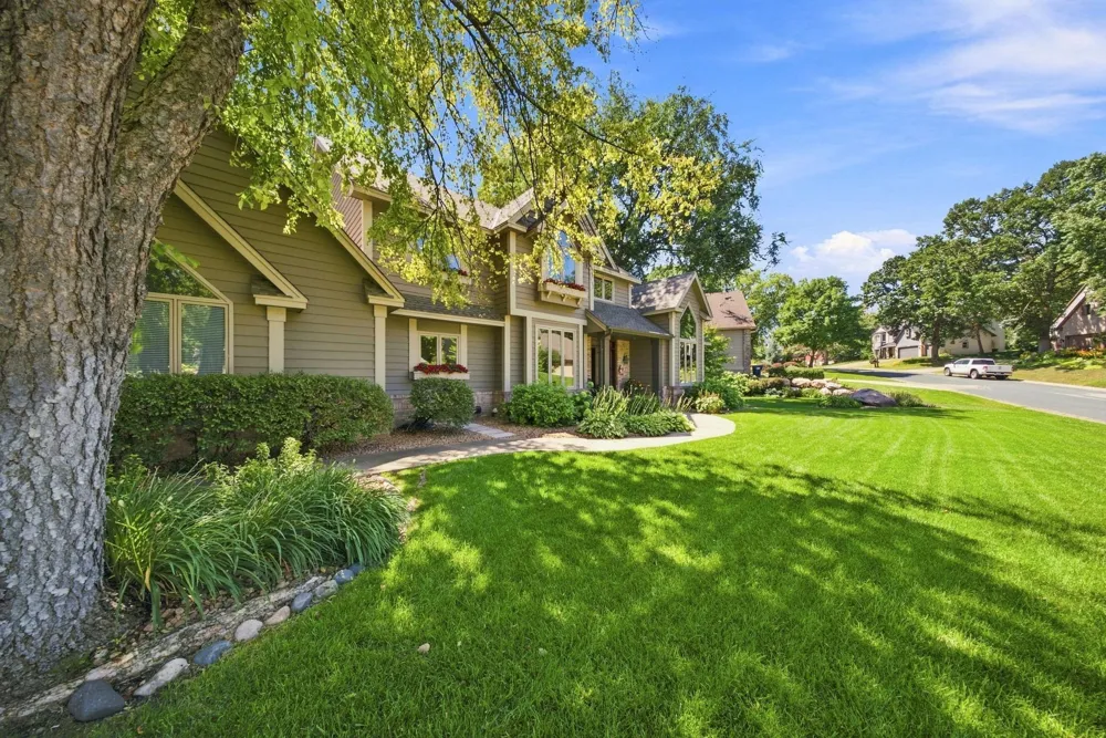 1444 Kings Wood Lane Eagan, MN 55122