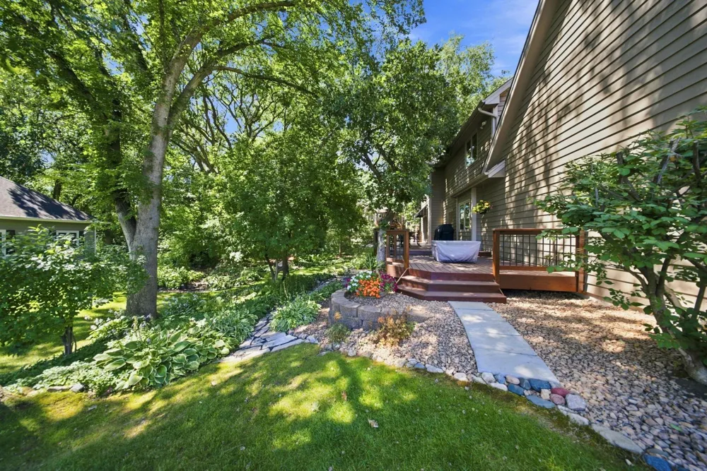 1444 Kings Wood Lane Eagan, MN 55122