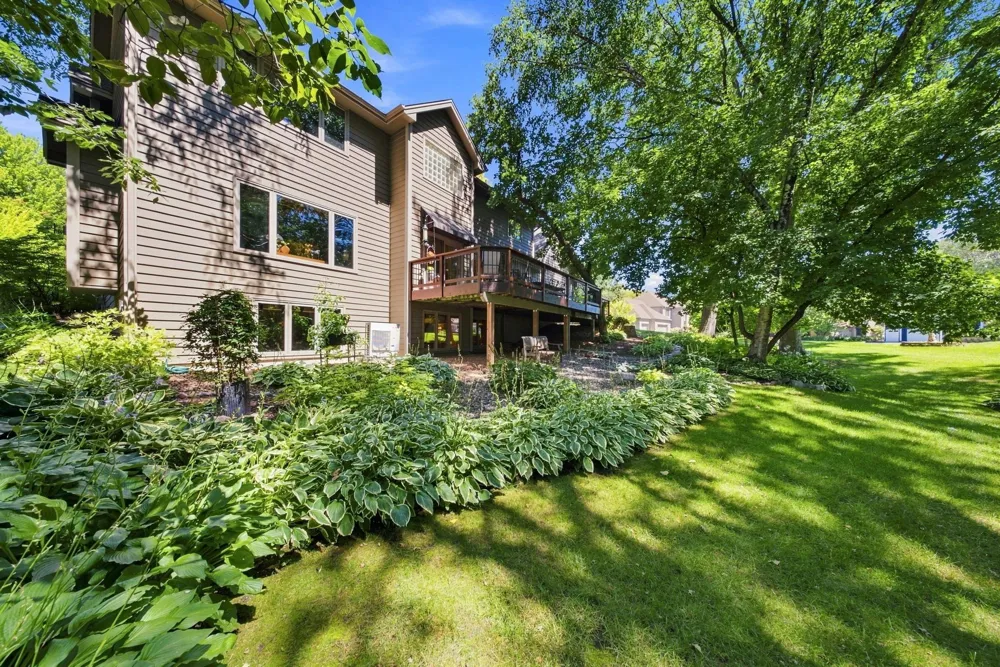 1444 Kings Wood Lane Eagan, MN 55122