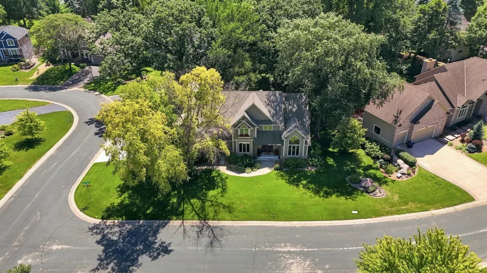 1444 Kings Wood Lane Eagan, MN 55122