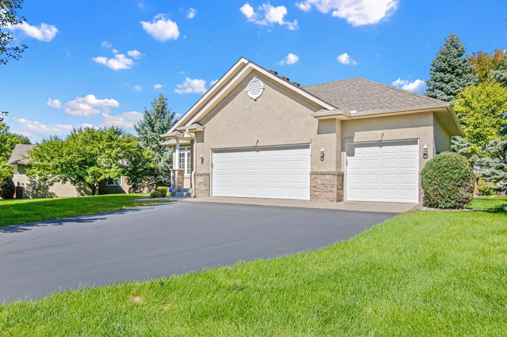 19132 Inndale Drive Lakeville, MN 55044