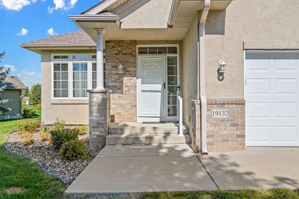 19132 Inndale Drive Lakeville, MN 55044