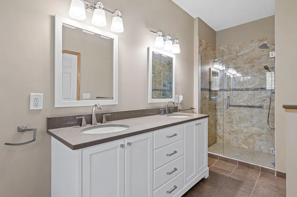 19132 Inndale Drive Lakeville, MN 55044