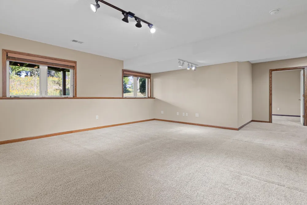19132 Inndale Drive Lakeville, MN 55044