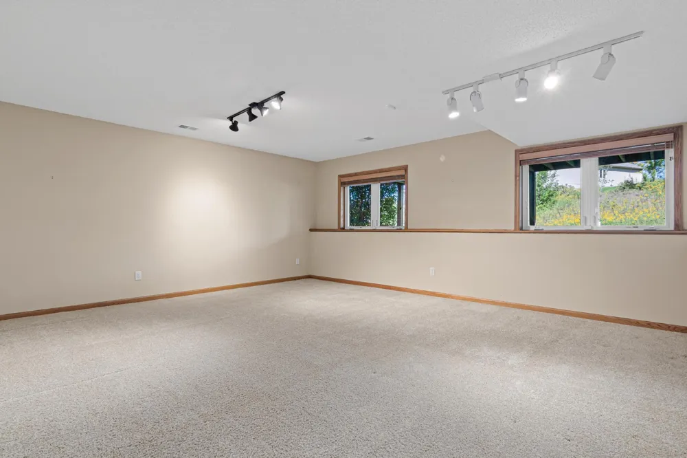 19132 Inndale Drive Lakeville, MN 55044