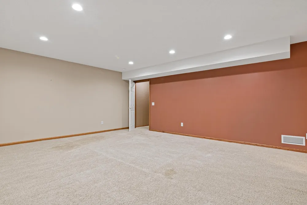 19132 Inndale Drive Lakeville, MN 55044