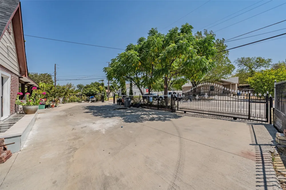 1603 Whitaker Avenue Dallas, TX 75216