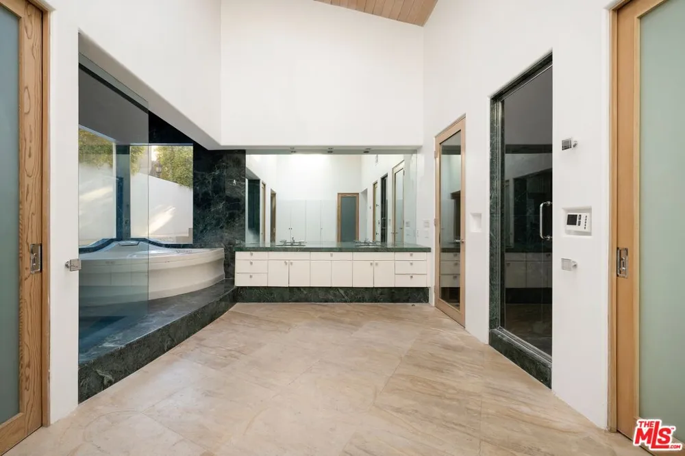 11975 Crest Place Beverly Hills, CA 90210