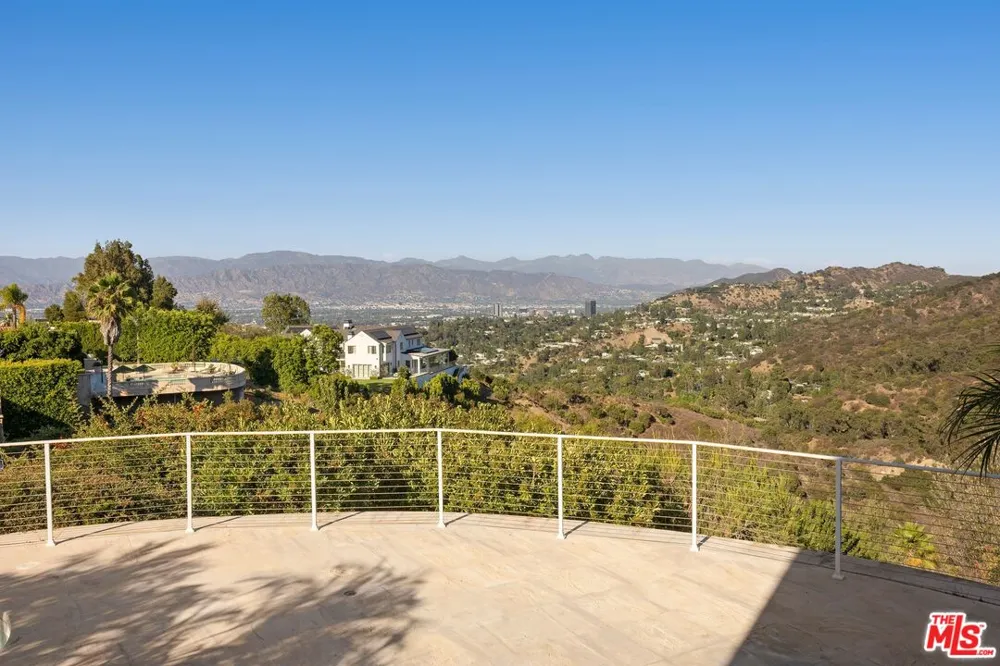 11975 Crest Place Beverly Hills, CA 90210
