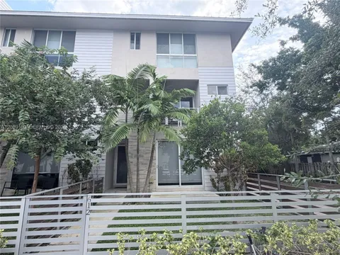 612 NE 12th Ave #612
