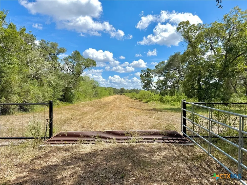 4668 Old Hwy Rd Inez, TX 77968