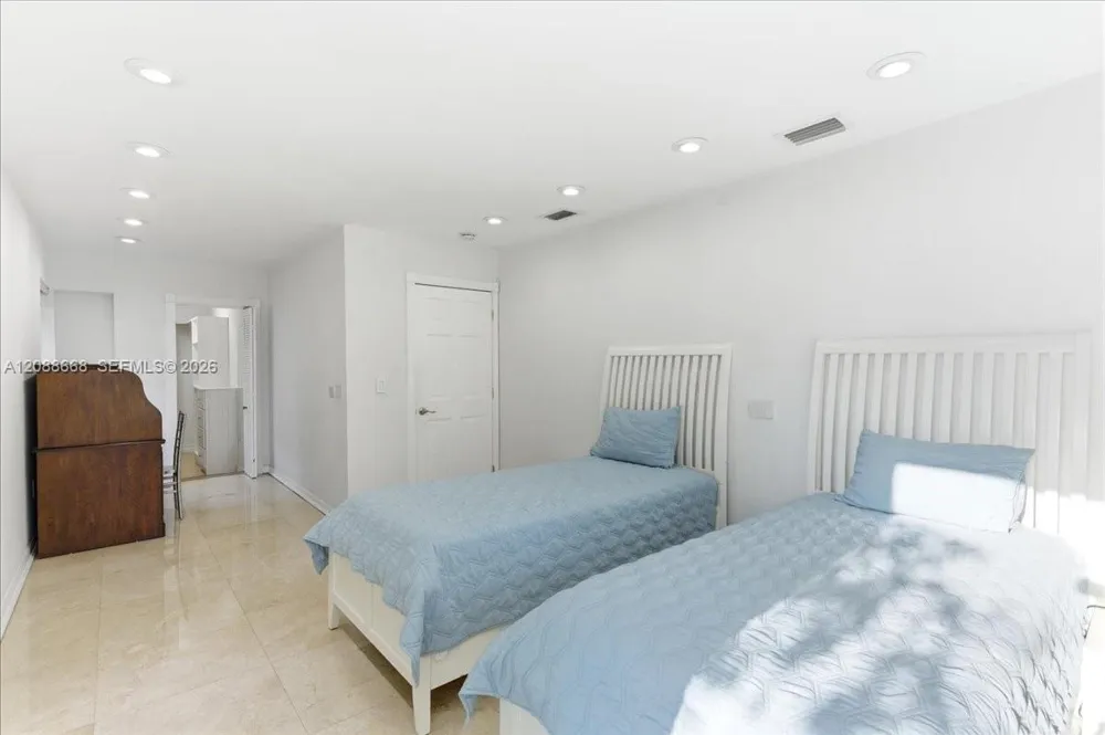 1249 Biscaya Dr #1249 Surfside, FL 33154