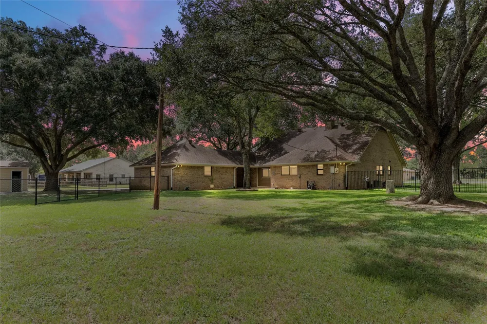 3503 Quail Circle Sealy, TX 77474