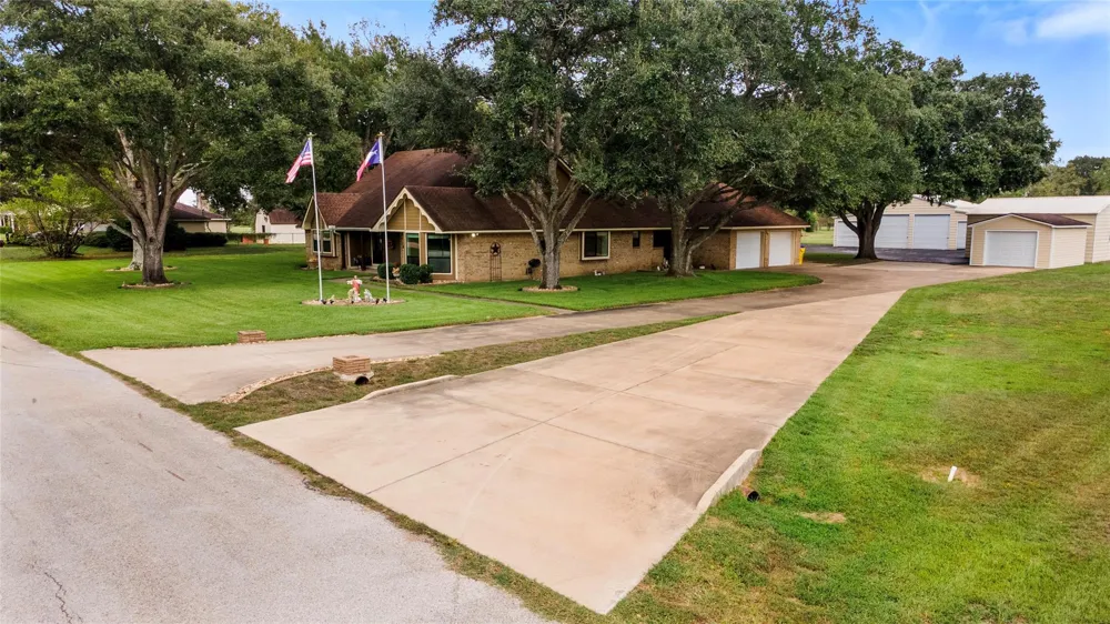 3503 Quail Circle Sealy, TX 77474