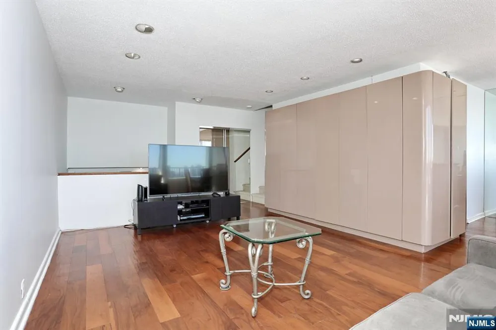 3 Horizon Road 1432 Fort Lee, NJ 07024