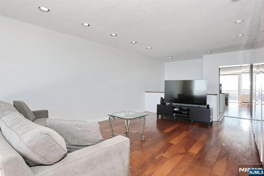 3 Horizon Road 1432 Fort Lee, NJ 07024