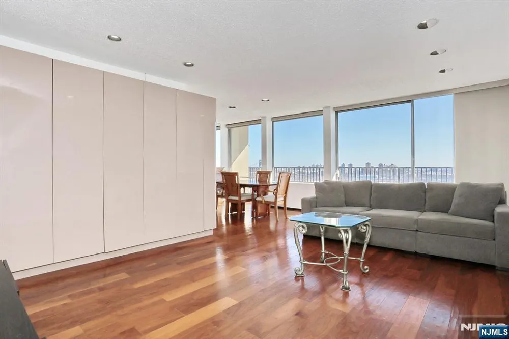 3 Horizon Road 1432 Fort Lee, NJ 07024