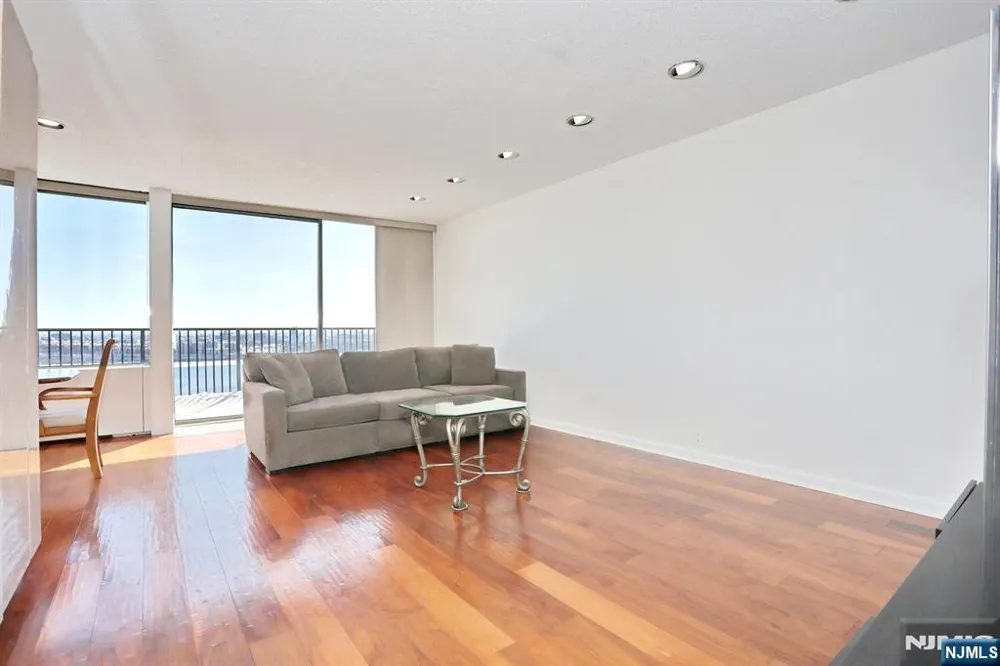 3 Horizon Road 1432 Fort Lee, NJ 07024