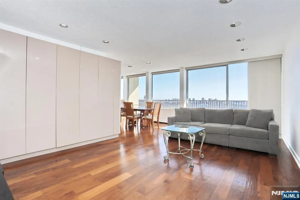 3 Horizon Road 1432 Fort Lee, NJ 07024