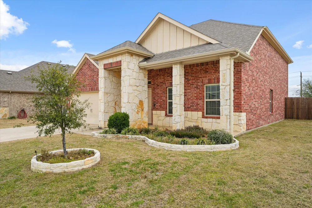516 Clearlake Drive Waxahachie, TX 75165