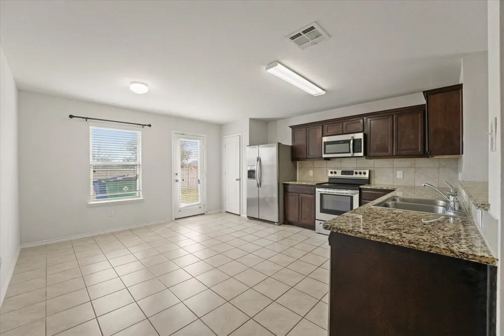 516 Clearlake Drive Waxahachie, TX 75165