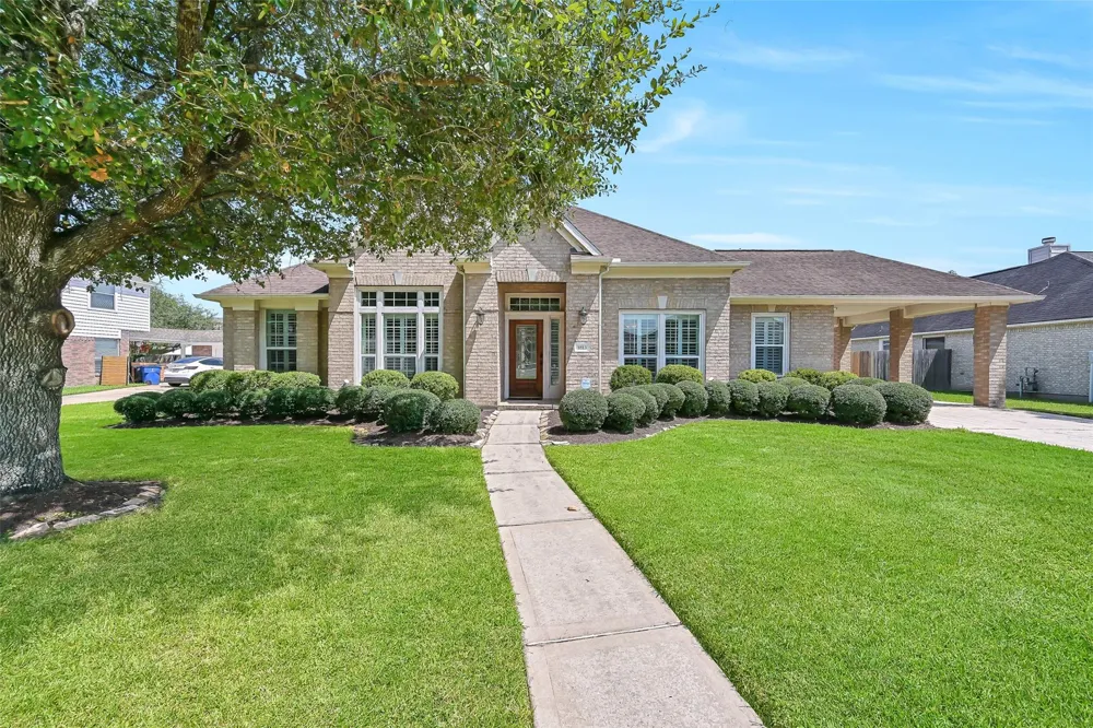 1813 Sandy Lake Drive Friendswood, TX 77546