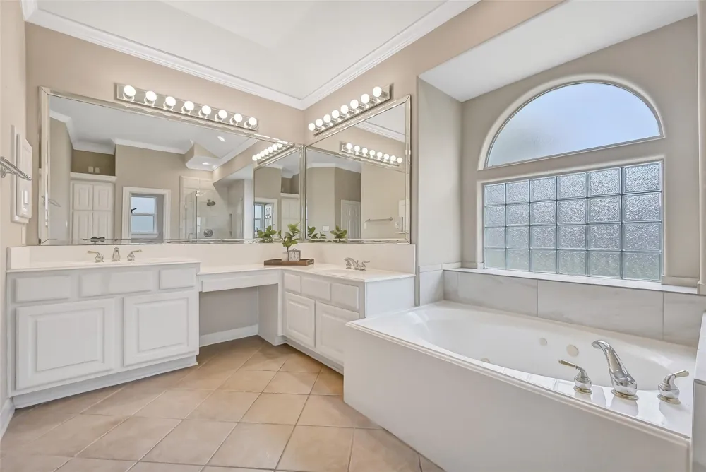 1813 Sandy Lake Drive Friendswood, TX 77546