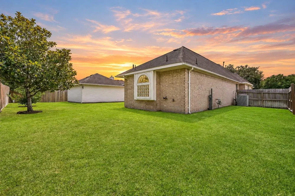 1813 Sandy Lake Drive Friendswood, TX 77546