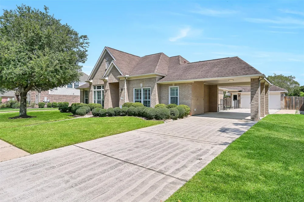 1813 Sandy Lake Drive Friendswood, TX 77546