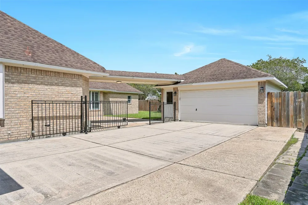 1813 Sandy Lake Drive Friendswood, TX 77546