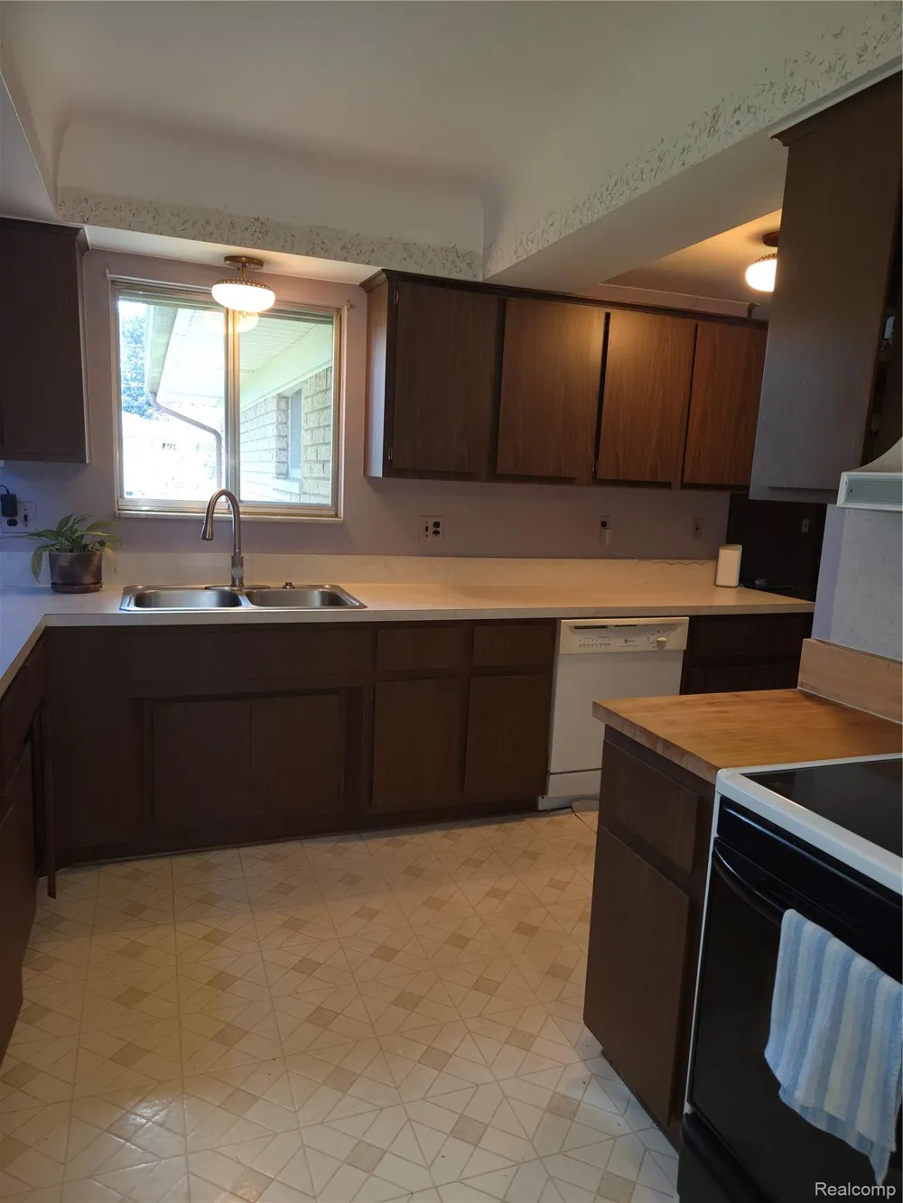 37347 Ruth Drive Sterling Heights City, MI 48312