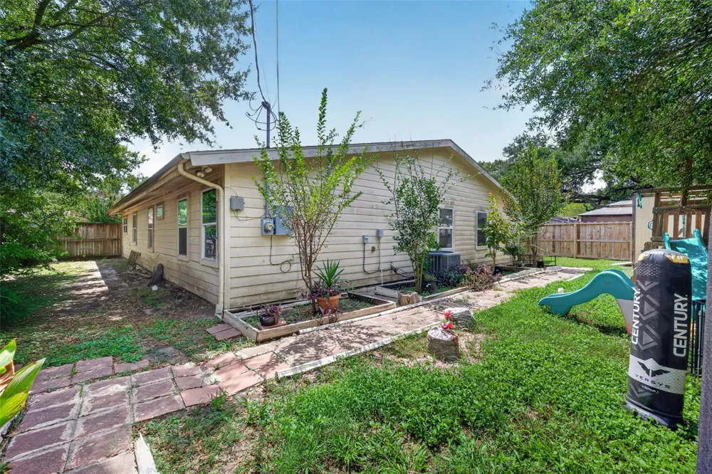 7002 Leader Street Houston, TX 77074