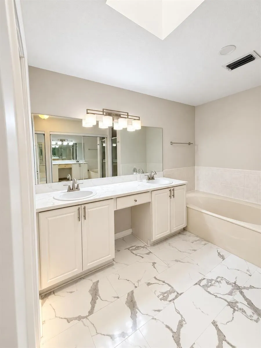 107 HALF MOON CIRCLE #D Jupiter, FL 33458
