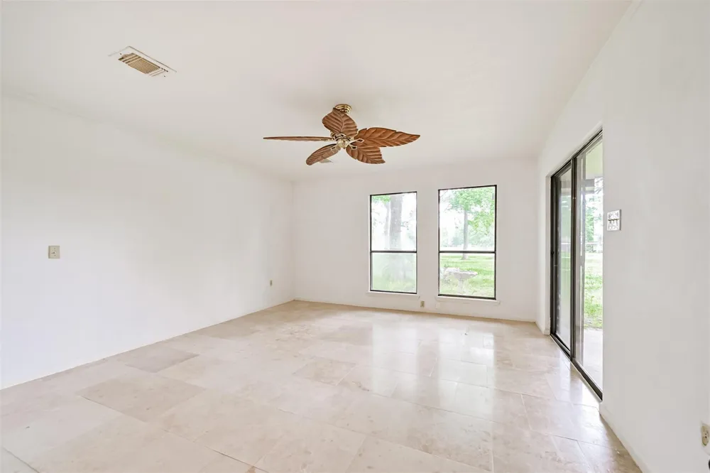 16040 Dunes Drive Crosby, TX 77532