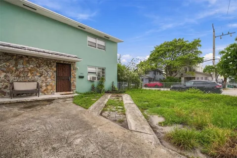 882 NW 2nd St