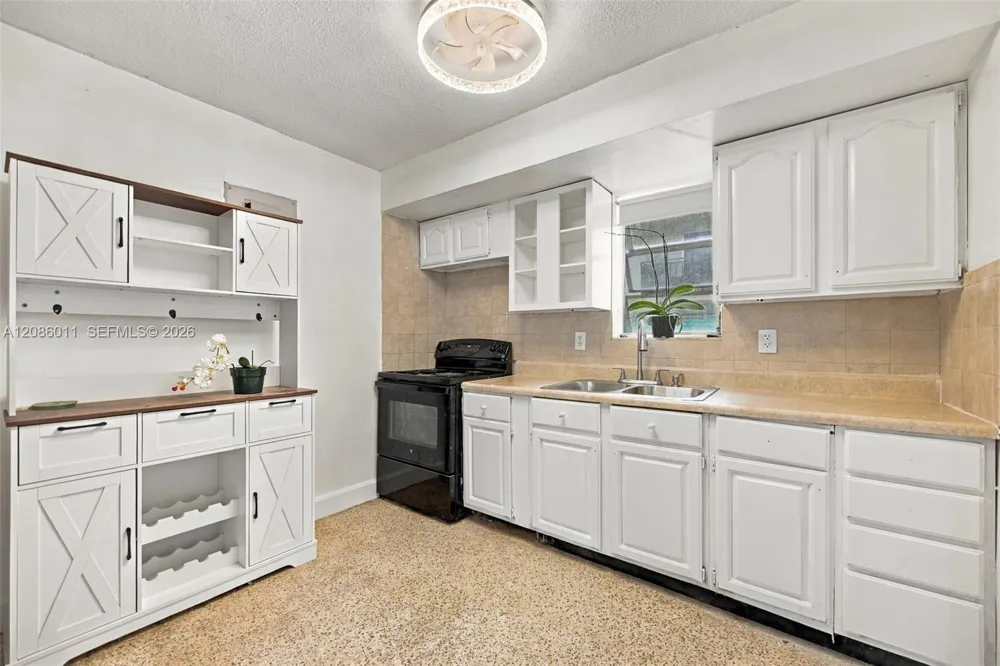 882 NW 2nd St Miami, FL 33128