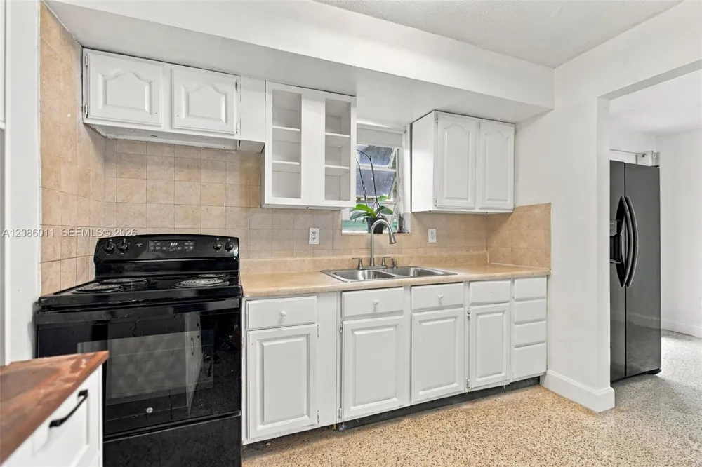882 NW 2nd St Miami, FL 33128
