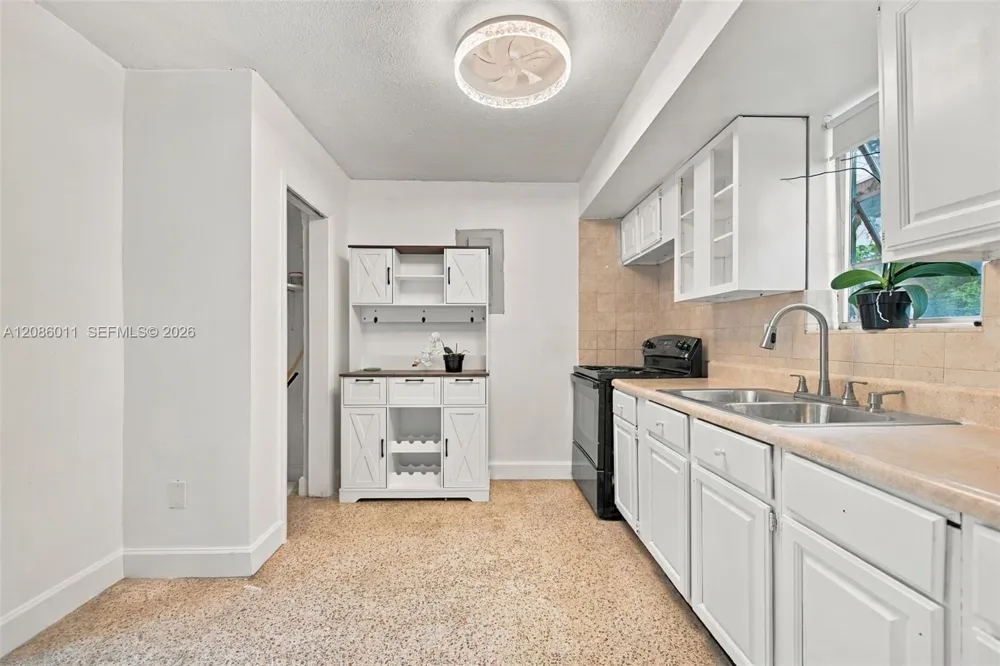 882 NW 2nd St Miami, FL 33128