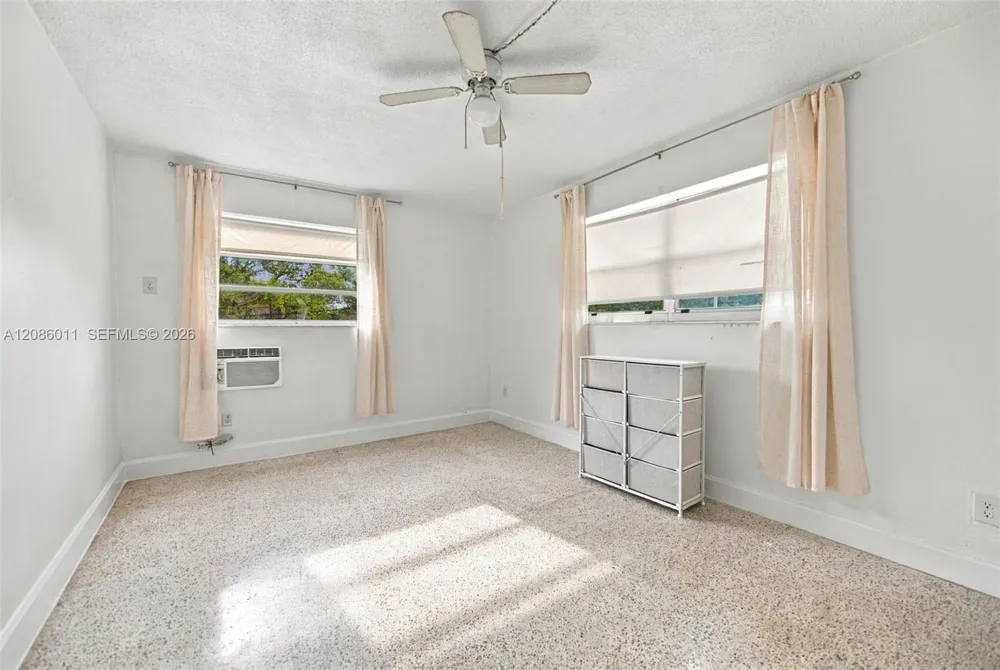 882 NW 2nd St Miami, FL 33128