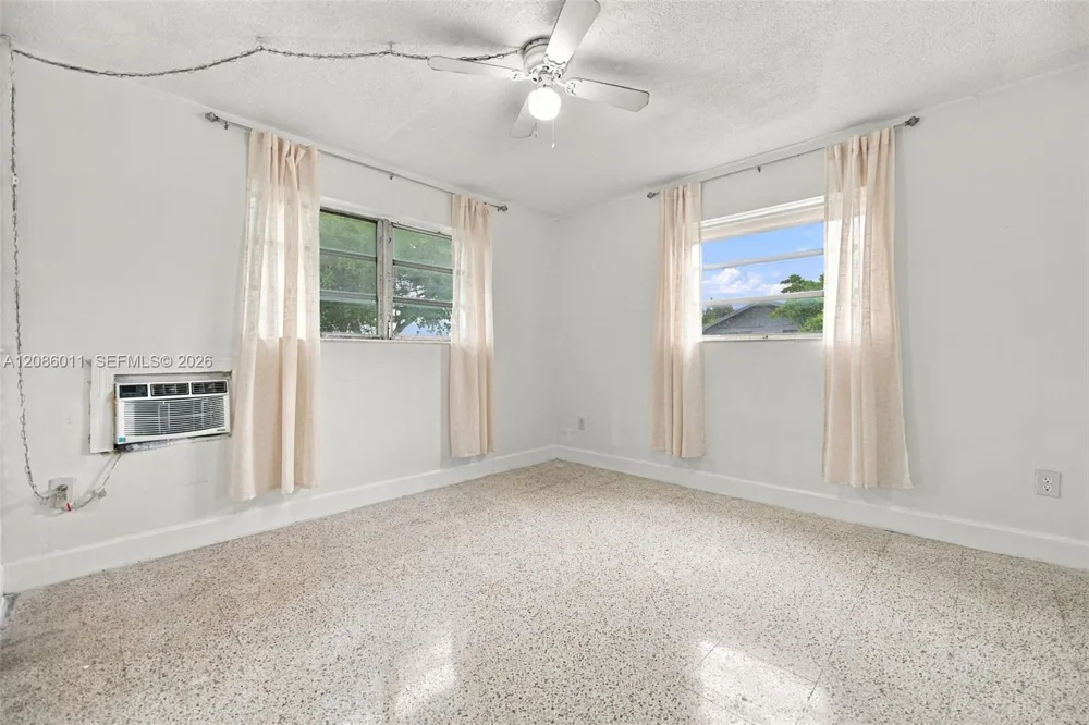 882 NW 2nd St Miami, FL 33128