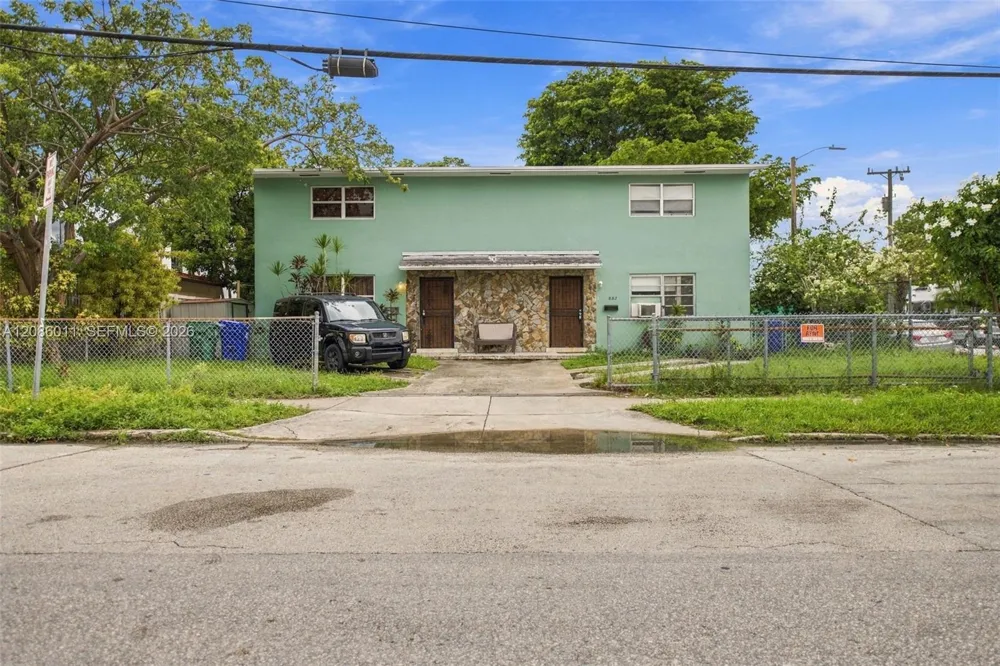 882 NW 2nd St Miami, FL 33128