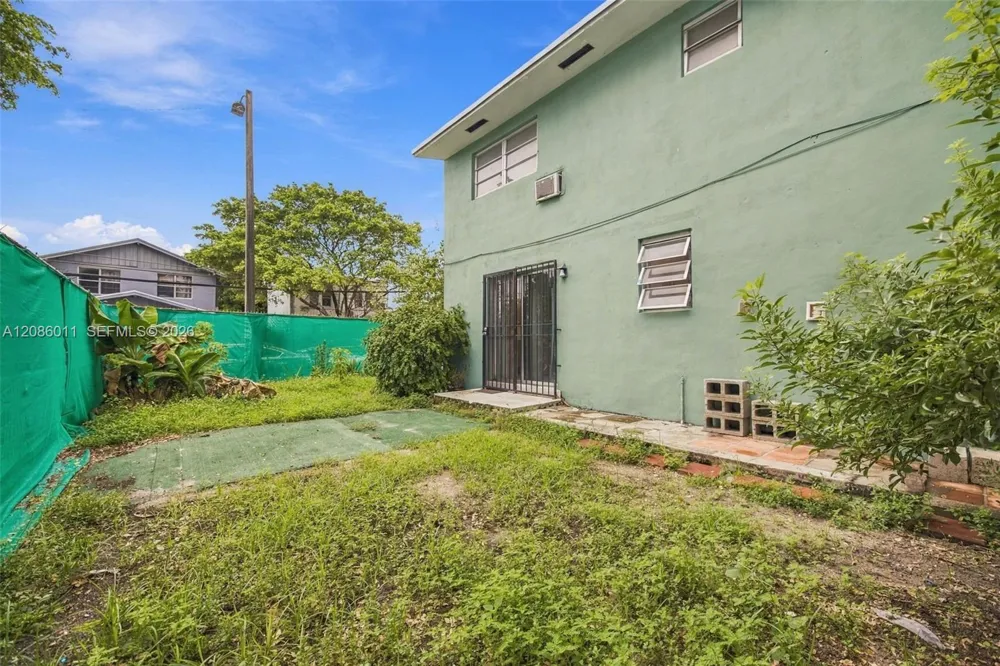 882 NW 2nd St Miami, FL 33128