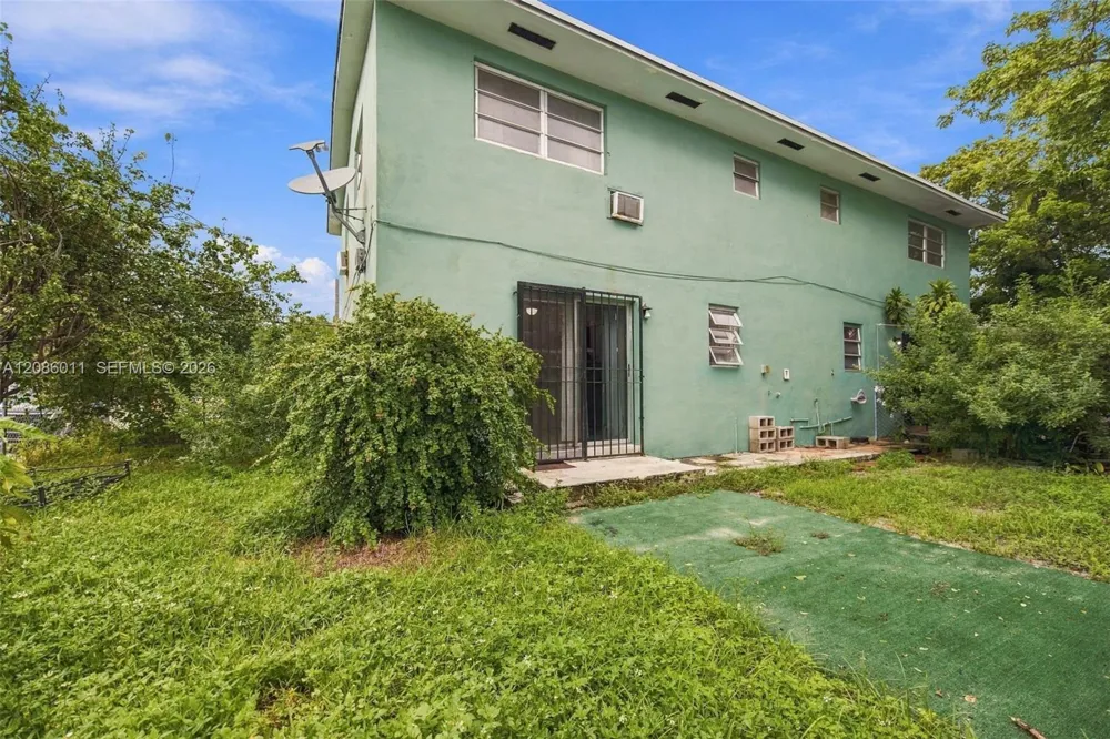 882 NW 2nd St Miami, FL 33128